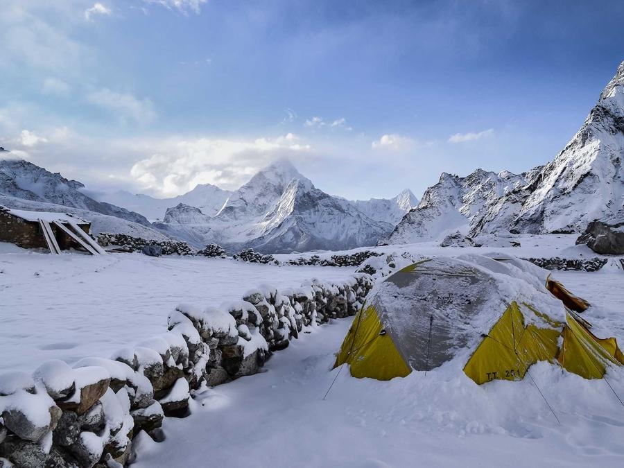 Von hermine.ai erzeugte Berglandschaft im Morgenlicht